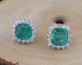 18K Gold Emerald Stud Earring, Halo Diamond Stud Earring, minimalistische sieraden, mei Birthstone, Cushion Cut Emerald Stud Earring, cadeau voor haar