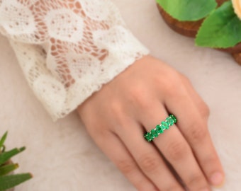 Emerald Ring / Emerald Eternity Band / 18k Gold Eternity Ring / Emerald Gemstone Band / May Birthstone Ring / Eternity Emerald Wedding Band