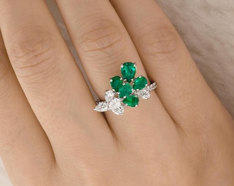 Anillo de oro de 18 quilates con diamantes / Anillo de oro con esmeraldas / Anillo con diamantes talla pera y esmeraldas / Anillo de compromiso delicado / Anillo de boda con diamantes y esmeraldas