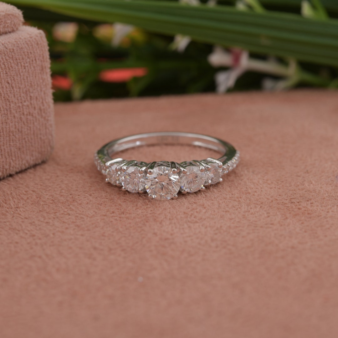 18kt White Gold Diamond Ring for Women, Round Diamond Gold