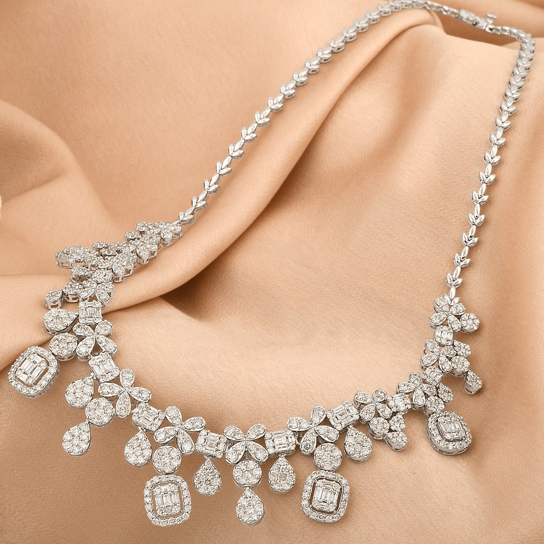 White Gold and Large Diamond Bar Necklace | Birks Essentials