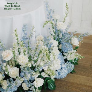 Festa di rivelazione del sesso floreale blu e bianco, tavolo con fiori a forma di cuore, matrimonio, composizione floreale dolce, sfondo sposa, fiori per navata nuziale