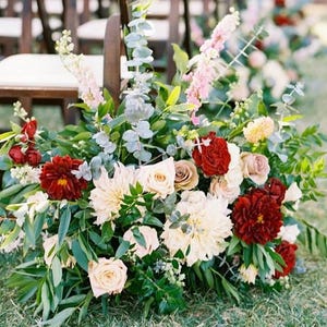 Elegant Wedding Aisle Flowers sweetheart table flower Wedding wildflower ground arch Burgundy Rose Dahlia flowers greenery backdrop
