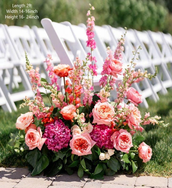 Hochzeitsblumenarrangement in leuchtendem Pink: Tischdekoration, Gangdekoration