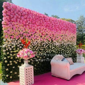 Parete floreale con pianta verde e pannello di fiori artificiali per la casa, negozio, festa, festa, matrimonio, decorazione, foto, sfondo aziendale, parete floreale