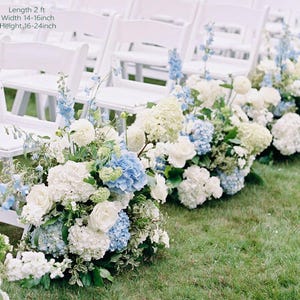 Composizione floreale blu e bianca, fiori pastello per la navata, cartello per matrimonio, fiori per altare, fiori per pavimento, ortensia, rosa, giacinto