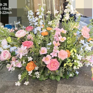 Puede incluir: Un gran arreglo floral con flores rosas, blancas y naranjas. El arreglo mide aproximadamente 60 cm de largo, 35-40 cm de ancho y 40-55 cm de alto.