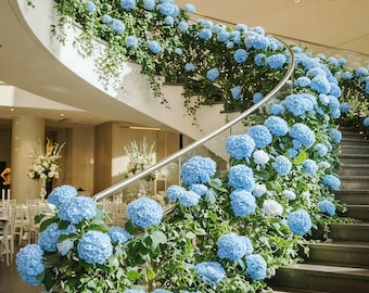 Puede incluir: Una gran escalera adornada con exuberantes flores de hortensias azules y vegetación. La escalera mide aproximadamente 7,6 metros de largo, 36-41 cm de ancho y 41-56 cm de alto. El texto en la imagen dice: Length 25 ft, Width 14-16 inch, Height 16-22 inch.
