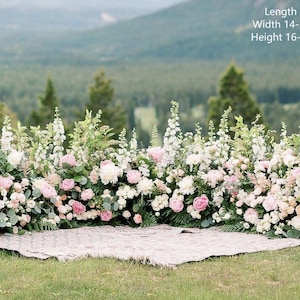 Op de afbeelding: Een bloemenboog gemaakt van witte en roze bloemen, groen en varens. De boog is 3 meter lang, 35-40 cm breed en 40-60 cm hoog.