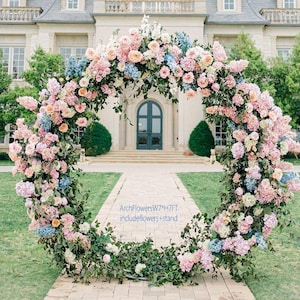 Blush roze en blauwe hortensia boogbloemen: achtergrond voor bruiloftsfeest