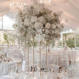 Centro de mesa de boda con rosas y aliento de bebé: Bola romántica de besos florales