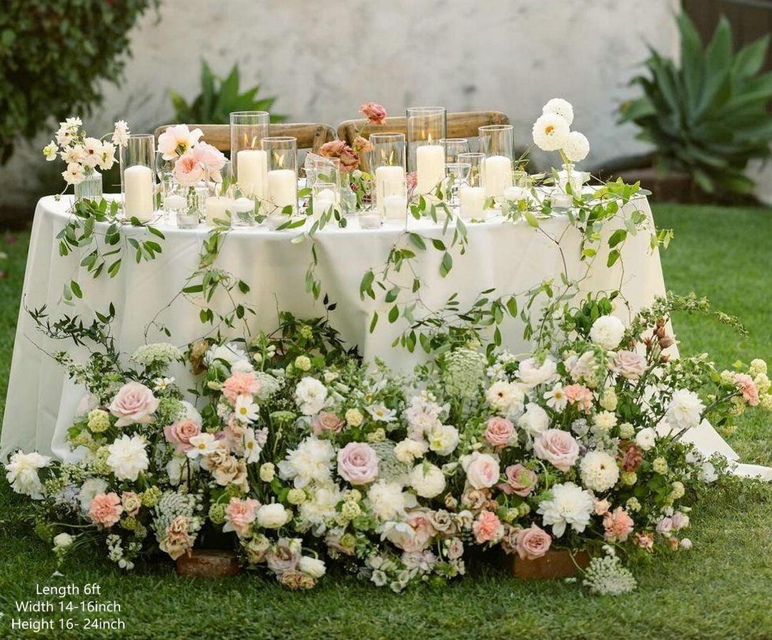 なな table flower arrange Wedding Table Flower Arrangement: White Tropical Greenery
