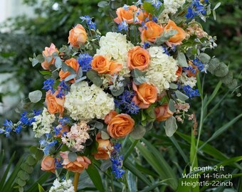 青とオレンジのフラワーアレンジメント：ウェディングアーチの装飾