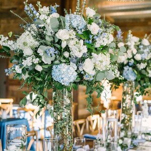 ダスティブルー、ホワイトの妖精の花のセンターピース、結婚式のサイン、花、恋人のテーブル、花のキスボール