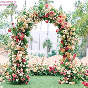 K&ouml;nnte beinhalten: Ein dekorativer Blumenbogen, geschm&uuml;ckt mit einer Vielzahl von Rosen in Rot-, Rosa- und Cremet&ouml;nen, bildet einen auff&auml;lligen Mittelpunkt. Der Bogen ist etwa 2,4 Meter hoch und 2,4 Meter breit, ideal f&uuml;r Veranstaltungen im Freien. Gr&uuml;nes Laub erg&auml;nzt die bunten Bl&uuml;ten.
