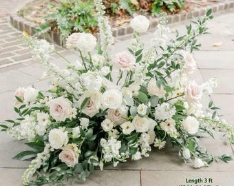なな table flower arrange Wedding Table Flower Arrangement: White Tropical Greenery