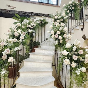 I modi migliori per decorare le scale del matrimonio Matrimoni primaverili ed estivi Fiori Verde sulla ringhiera delle scale Fiori selvatici Decorazione delle scale