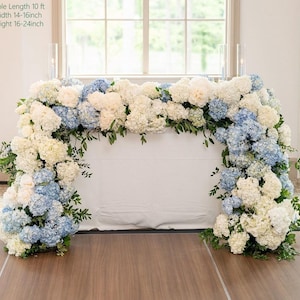Grande composizione floreale di ortensie color avorio e azzurro pallido, fiori da tavolo pastello, fiori da corridoio, fiori da camino, fiori da terra
