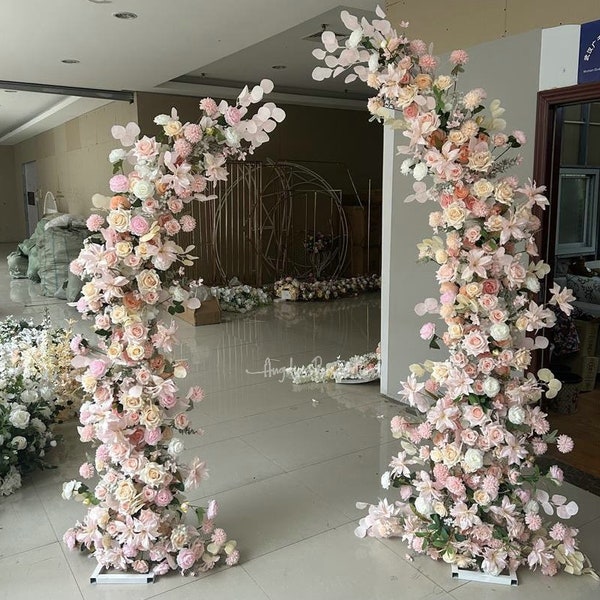 Chemin de rangée de fleurs rose pâle de luxe en plein air, décoration de toile de fond de mariage, arrangement floral, fleurs de pilier d'arc de mariage