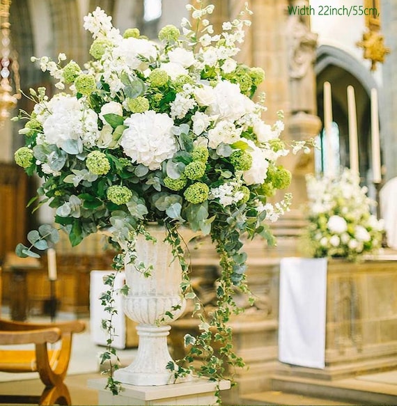 Tischdekoration aus weißer Hortensie und Eukalyptusblütenkugel: Dekoration für den Hochzeitsaltar