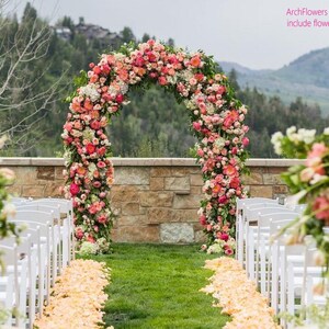 K&ouml;nnte beinhalten: Ein floraler Torbogen, etwa 213 cm breit und 274 cm hoch, geschm&uuml;ckt mit rosa, pfirsichfarbenen und wei&szlig;en Blumen, dient als Kulisse f&uuml;r eine Hochzeitszeremonie. Wei&szlig;e St&uuml;hle s&auml;umen den Gang, mit einem Bl&uuml;tenblattweg, der zum Torbogen f&uuml;hrt. Der Text "ArchFlowers W7*H9FT include flowers + stand" ist sichtbar.
