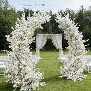 Vita körsbärsblommor och prästkragar Bröllopsbåge Blommor i swagstil, vita ogräsrensande trasiga bågblommor