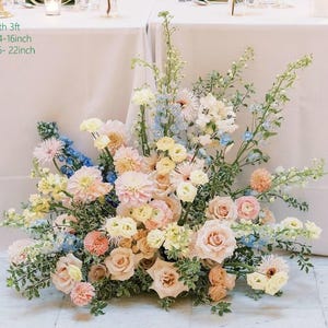 Rosa corallo chiaro, fiori per corridoio, cartello per matrimonio, composizione floreale dai colori tenui, fiori di campo pastello, altare per camino, pavimento e fiori da terra