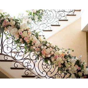 I modi migliori per decorare le scale del matrimonio fiori Rose pallide eucalipto Romanticismo Matrimoni di lusso Composizione floreale per scale