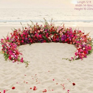 Arco di fiori selvatici rosa fucsia, composizione floreale per sposi, sfondo per la sposa, fiori per la navata centrale nuziale, fiori verdi
