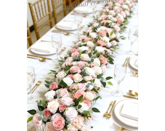 Puede incluir: Una mesa decorada con un centro de mesa floral de rosas rosas y blancas y vegetación. Cubiertos y copas doradas se colocan sobre platos y servilletas blancas. Sillas doradas en el fondo. La mesa está preparada para una ocasión especial.