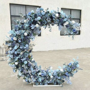 Rose blu cielo semi arco fiore, opulento 3D voluminoso semi arco luna crescente ghirlanda di rose ghirlanda, blu polveroso decorazione floreale per matrimonio