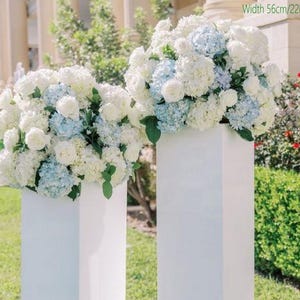 ベビーブルー、ホワイトフェアリーアジサイのセンターピース、結婚式のサインフラワー、スイートハートテーブル、フローラルキスボール