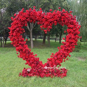 Dispositivo di proposta di matrimonio, arco di fiori a forma di cuore, arco nuziale, fiori artificiali rossi, facile da installare, personalizzato con altri colori