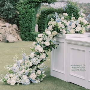 Rose bianche, giacinti azzurri, fiori per navata, cartello per matrimonio, composizione floreale per tavolo a forma di cuore, camino, altare, pavimento, arco a terra, fiori