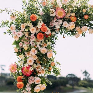 Arco di fiori autunnale color terracotta, polveroso, ruggine, arancione per matrimonio, fiori da matrimonio per omaggi, sfondo per matrimonio, verde, rosa
