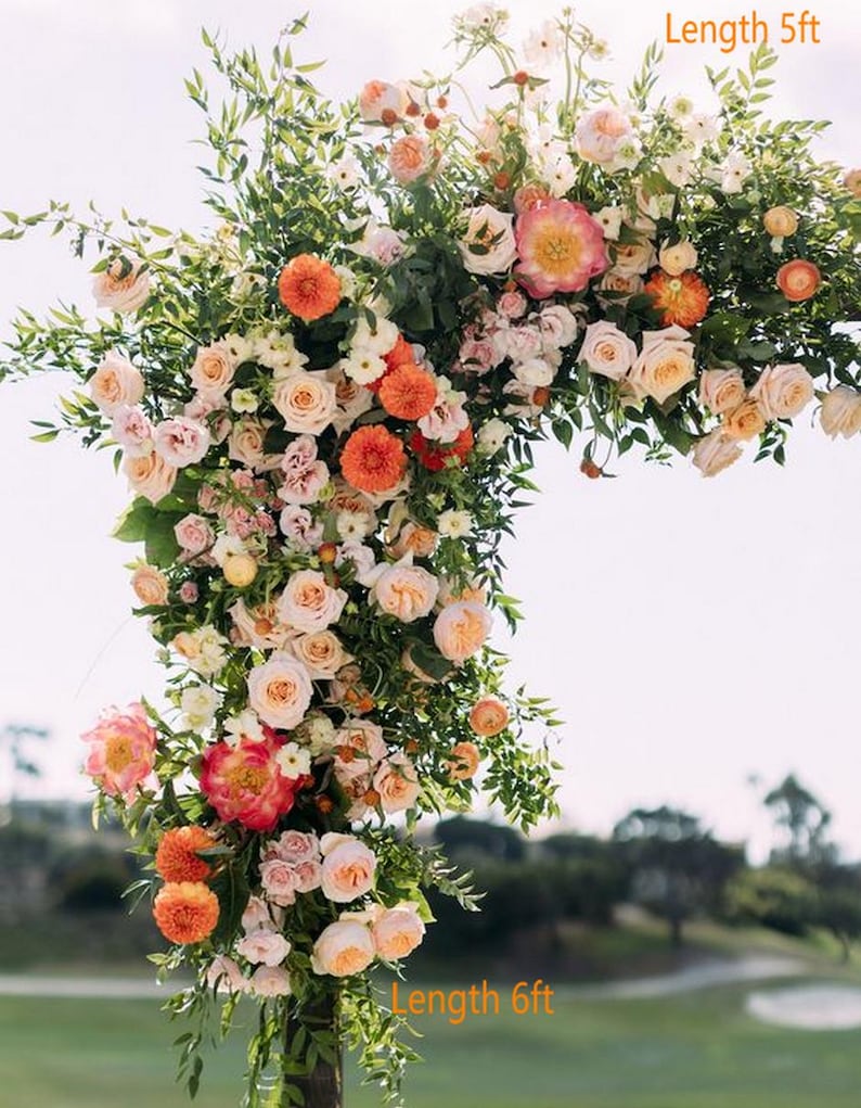 Puede incluir: Un arco floral hecho de vegetaci&oacute;n, flores de melocot&oacute;n y flores blancas. El arco tiene 1,52 metros de largo y 1,83 metros de alto. El arco es perfecto para una boda u otro evento especial.
