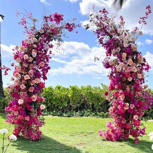 Composizione floreale rosa caldo, arco a forma di corna, pilastro floreale, sfondo per matrimonio, decorazione per arco nuziale fucsia, fila di fiori, decorazione per feste in casa