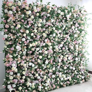 Fiori 3D verdi lussureggianti e parete floreale deluxe / Esposizione di rose rosa artificiali premium per eventi e matrimoni, sfondo e fotografia