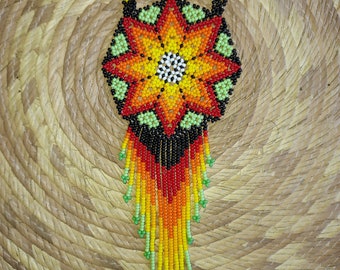 Collar Huichol con Escudo de Cuentas y Cordones de Flores en Punto Peyote o Punto de Conteo elaborado con cuentas de vidrio de calidad