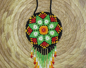 Collar Huichol con escudo de cuentas. Punto peyote o punto de conteo, hecho con cuentas de vidrio de calidad.