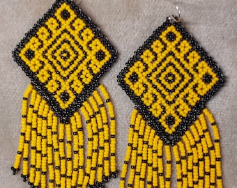 Pendientes colgantes de cuentas huichol hechos a mano, arte nativo bohemio, puntada peyote indígena, diseño prehispánico