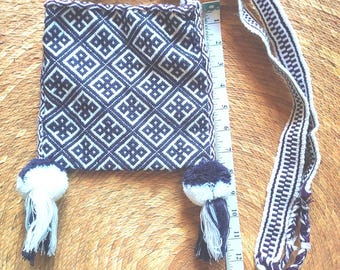Bolsa huichol de 8" x 8" morrales, rara, textil huichol con puntada geométrica, arte nativo, bordado a mano indígena, diseño prehispánico