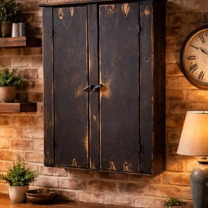 Distressed Pine Hanging Cabinet 画像 2