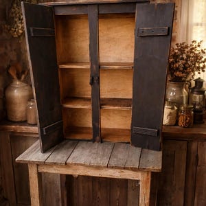 Distressed Pine Hanging Cabinet 画像 3