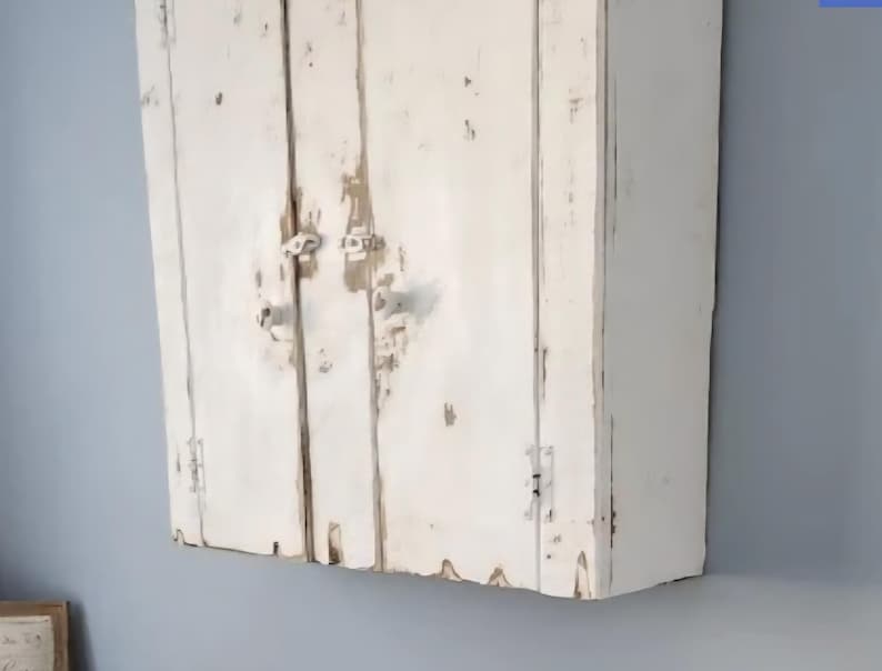 Distressed Pine Hanging Cabinet 画像 4