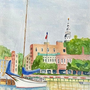 Può includere: Dipinto ad acquerello di una scena portuale con una barca a vela ed edifici. La barca ha vele blu ed è in primo piano. Gli edifici in mattoni rossi e il fogliame verde sono sullo sfondo. Il cielo è azzurro.