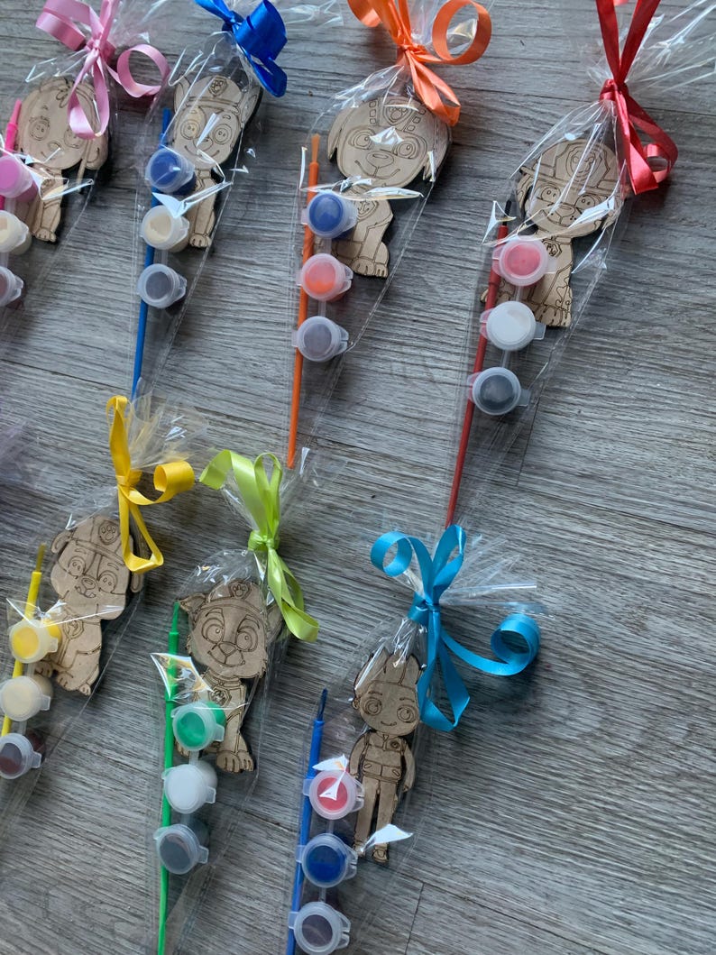 Pu&ograve; includere: Un set di sei figure di legno da dipingere, ciascuna confezionata con un piccolo pennello e tre piccoli barattoli di vernice. Le figure sono avvolte in plastica trasparente e legate con nastri colorati.