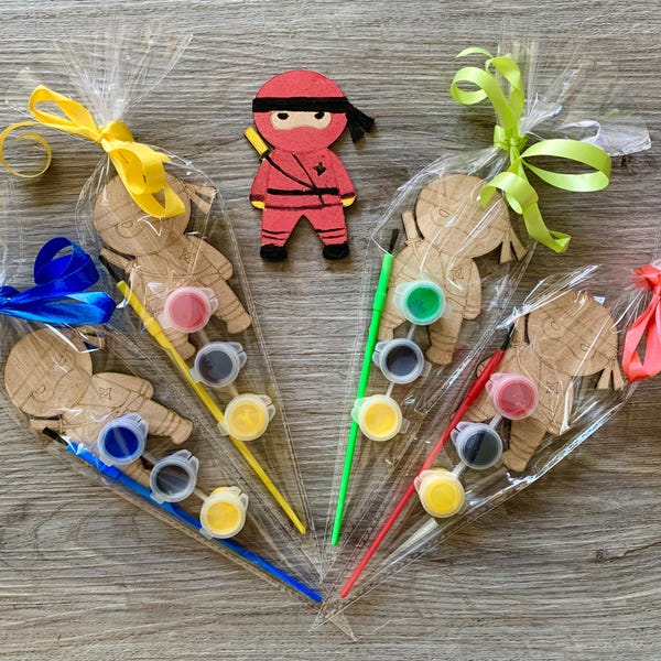 Ninja-Gastgeschenke / Ninja-Bastelideen / Ninja-Geburtstagsparty / Ninja selbst bemalen / Ninja-Partytüten aus Holz als Füllmaterial / Ninja-Gastgeschenke