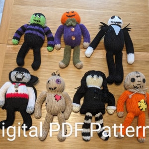 Könnte beinhalten: Ein Set aus acht gestrickten Halloween-Charakterspielzeugen. Die Spielzeuge sind alle in verschiedenen Farben und haben verschiedene Merkmale, wie z. B. einen Kürbis, einen Vampir, einen Frankenstein und eine Hexe. Digitales PDF-Muster.