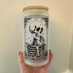 El vaso de vidrio esmerilado de la carta del Tarot Overthinker- Vaso de niñas- Vidrio Overthinker- Tapa de bambú y paja- Vaso de café helado- Halloween